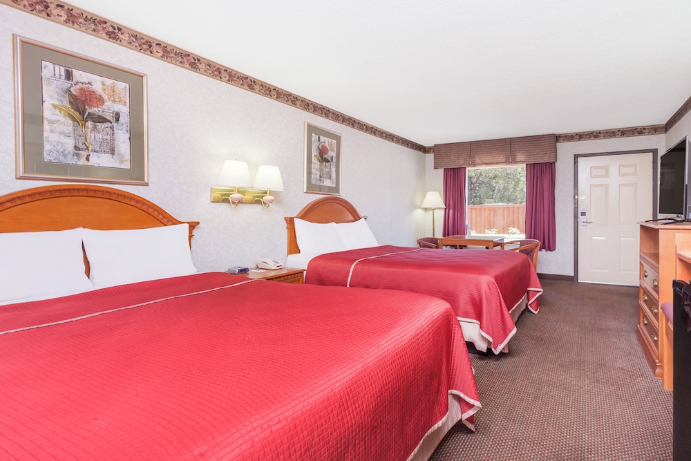 BASIC, 2 QUEEN BEDS, SMOKING