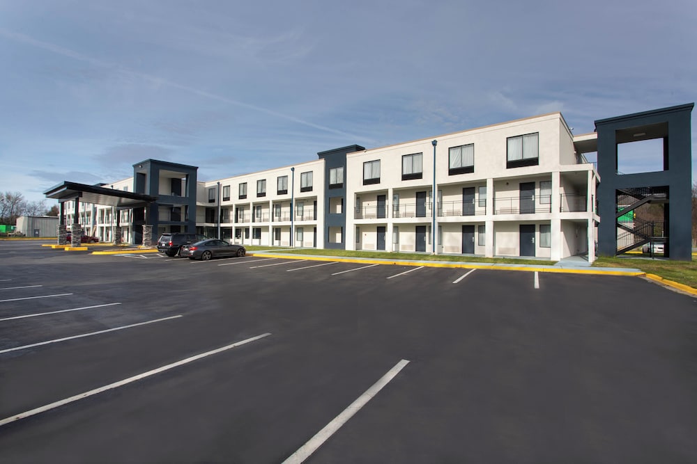 Clarion Pointe Charlotte 52/57