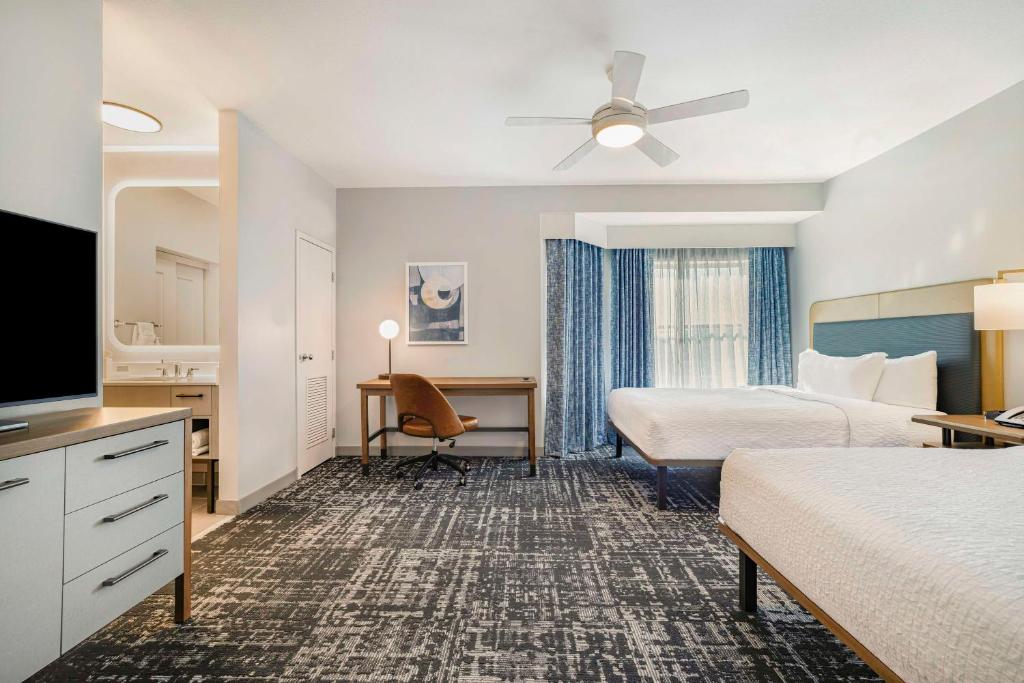 2 Bedrooms, Suite, King Bed, 2 Queen Beds, 2 Bathrooms