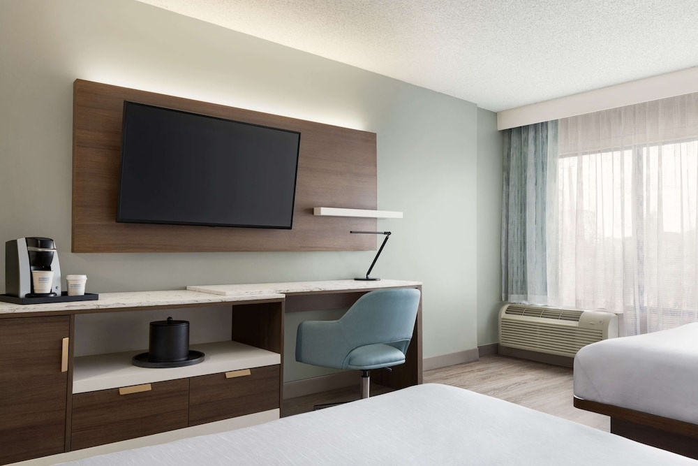 Garner Hotel Totowa by IHG 40/74