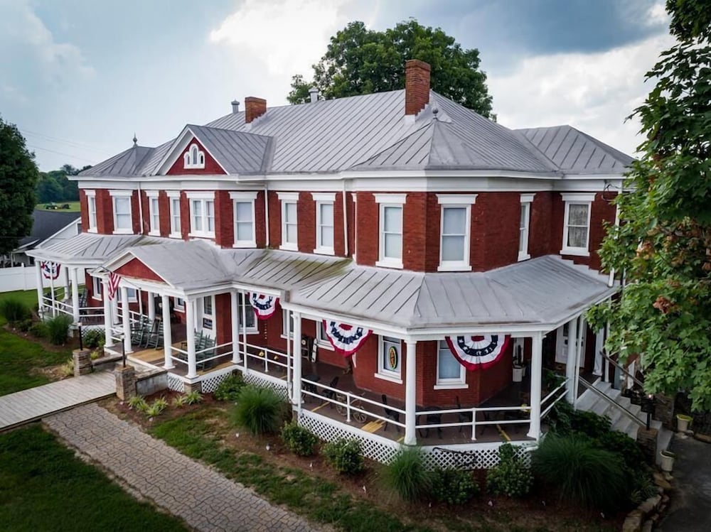 Grand Victorian Inn 2/32