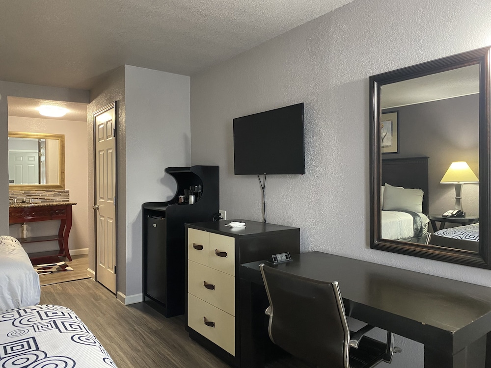 R Nite Star Inn & Suite 32/65