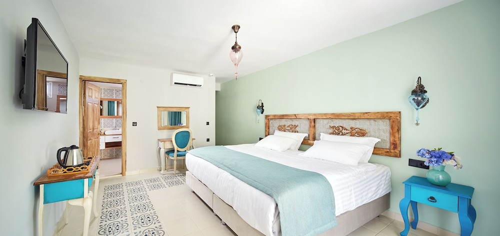 DELUXE, QUEEN BED, POOL VIEW