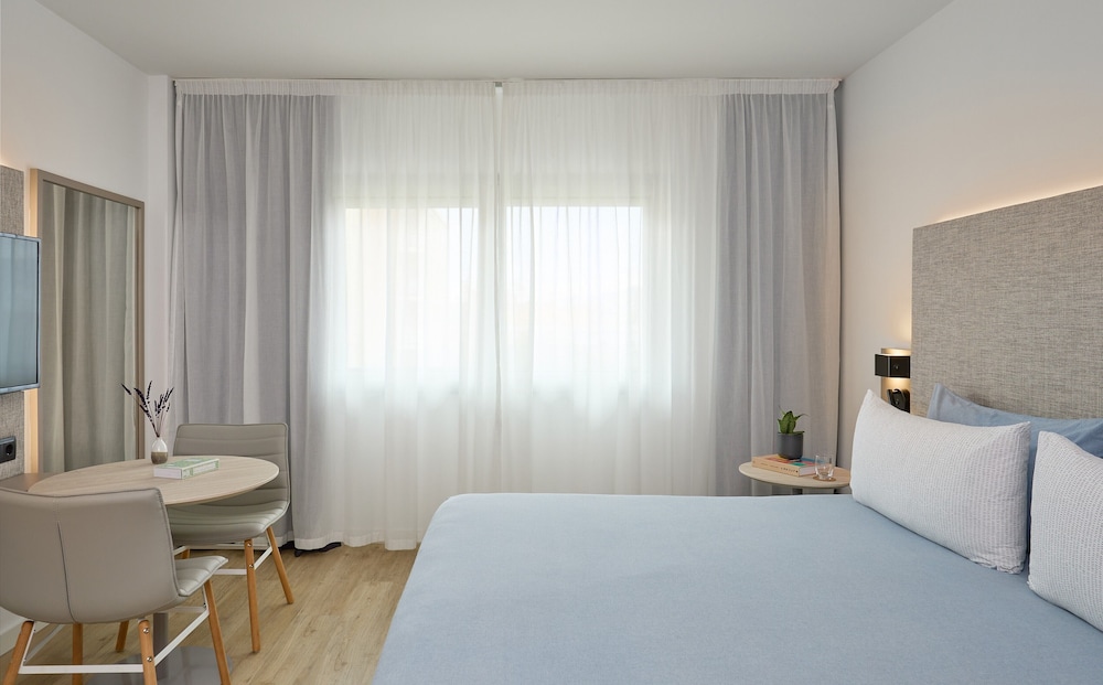 Connecting, Town House, Studio, King and Twin Beds, City View 3/5