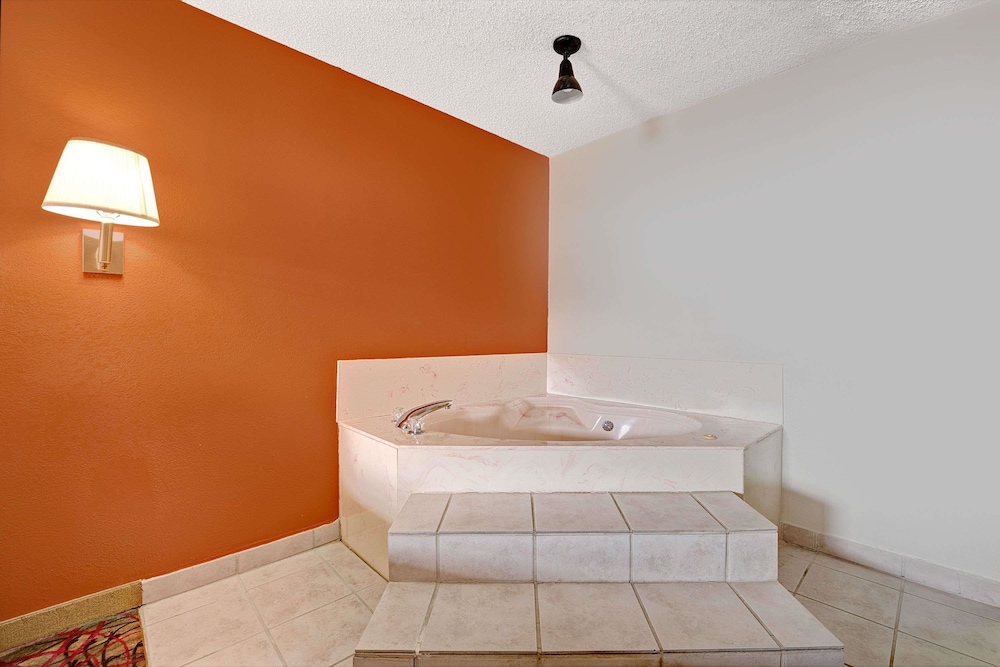 Super 8 by Wyndham Dallas South 9/15
