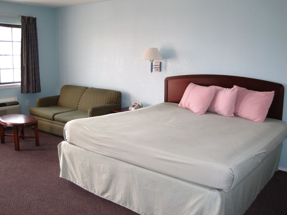 Pinn Road Inn and Suites 14/37