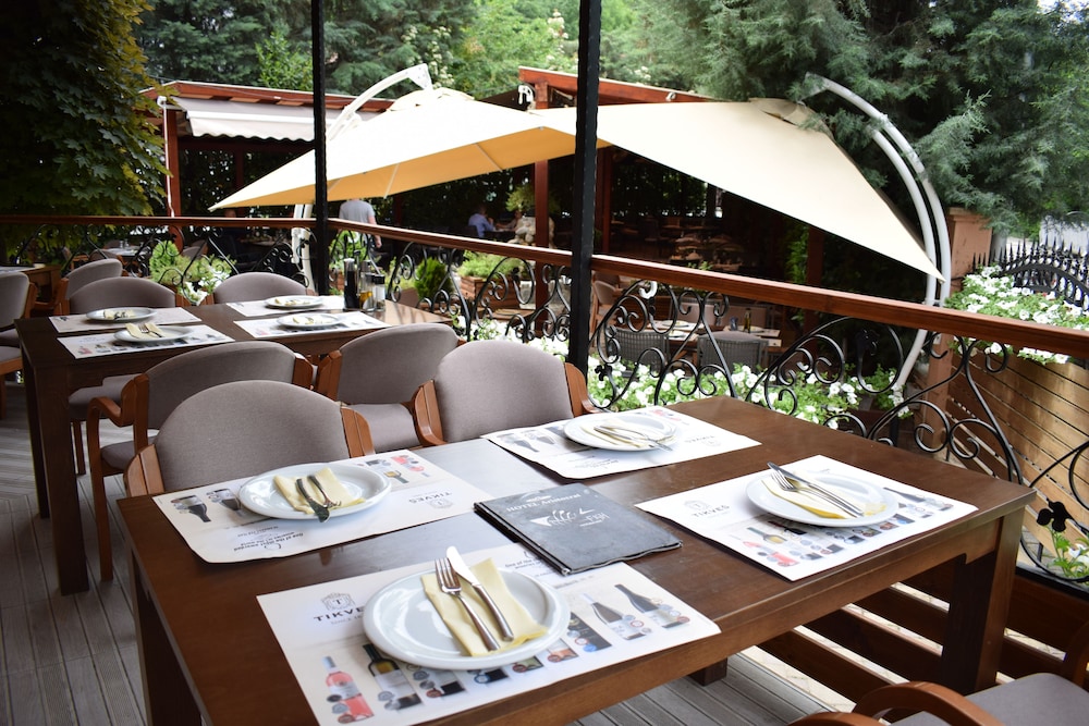 Hotel Aristocrat Fish Restaurant 53/69