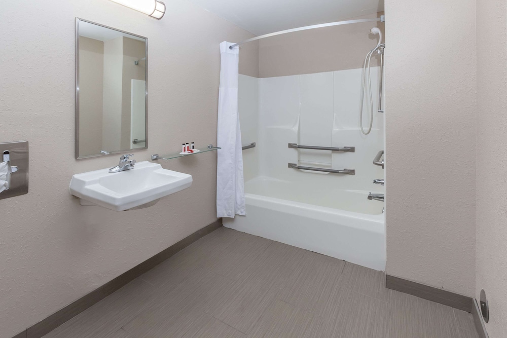 Standard, Queen Bed, Accessible, Baymont By Wyndham Gaylord 2/3