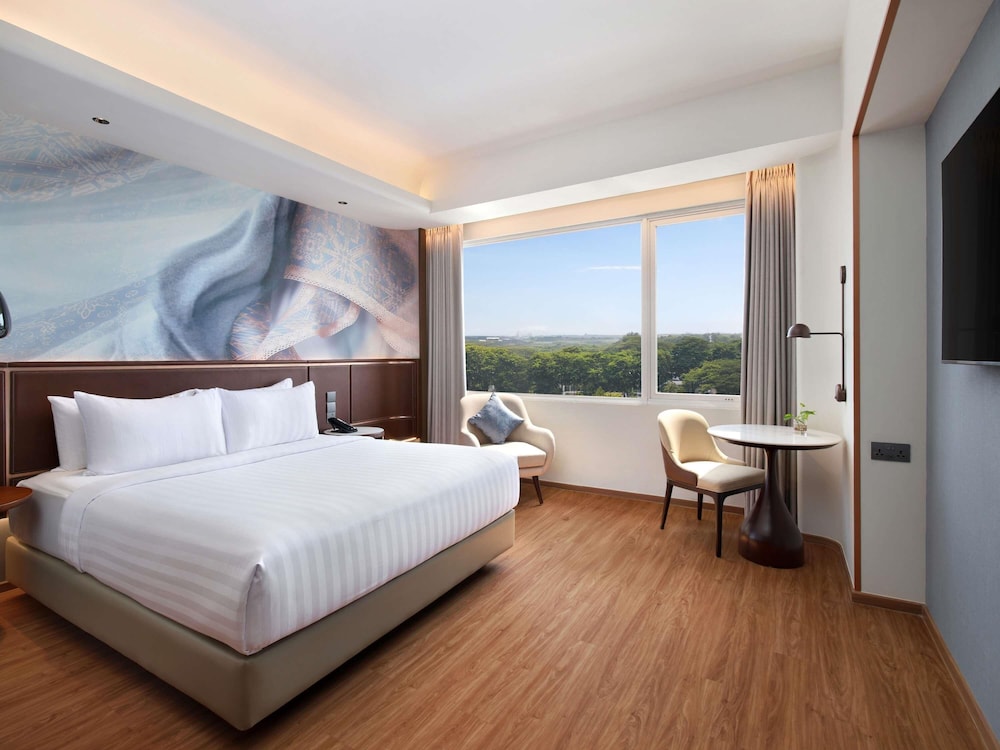 SUPERIOR, QUEEN BED, POOL VIEW