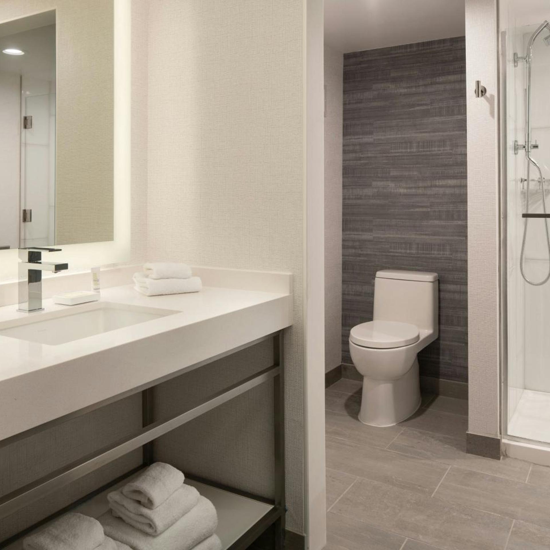 غرفة بسرير كينج مع أريكة لذوي الإعاقة، Las Vegas Marriott 6/10