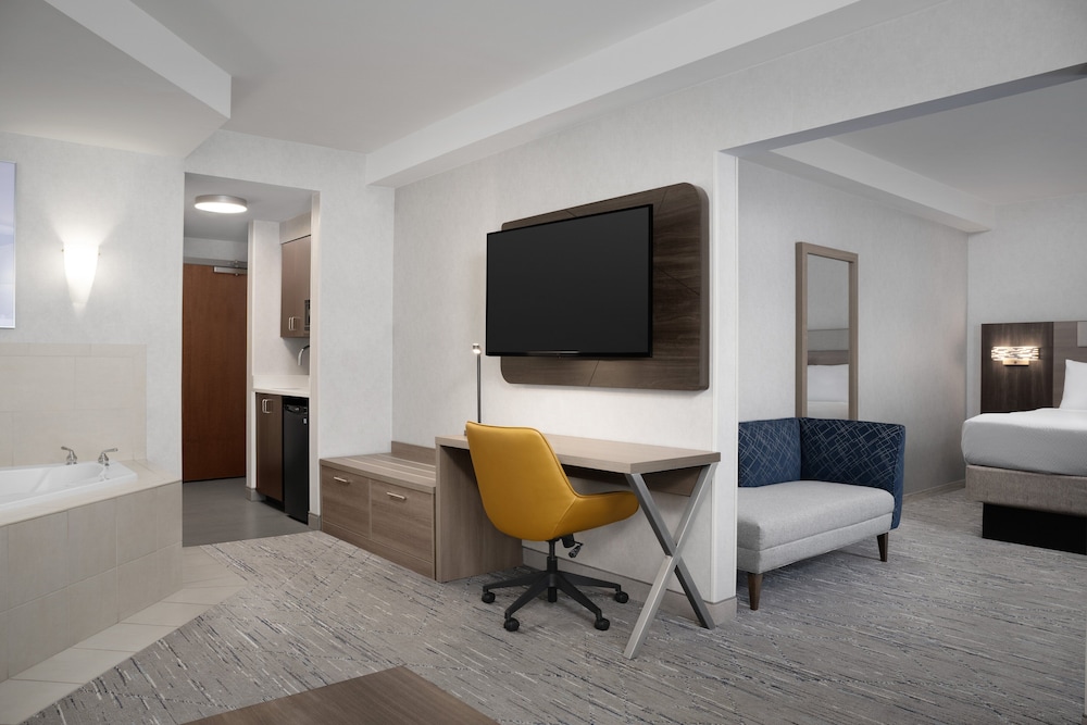 Holiday Inn Express Suites Alexandria Fort Belvoir 67/73