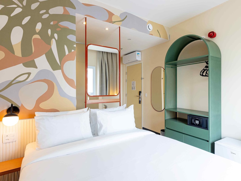 Standard, Queen Bed