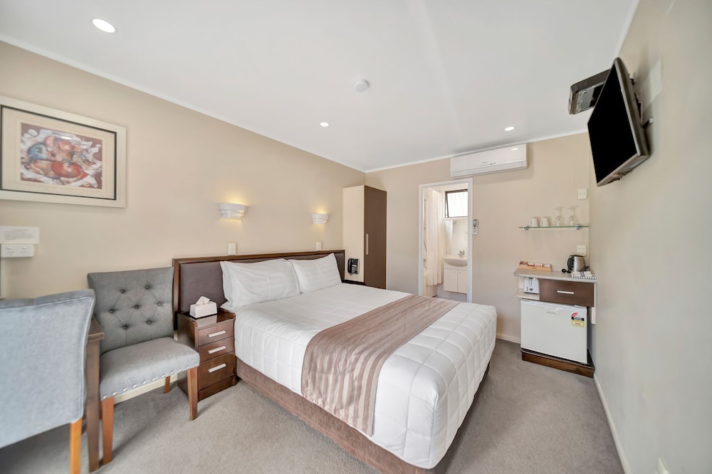 TUDOR COURT MOTOR LODGE 25/70