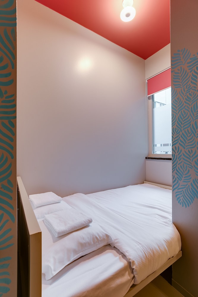 ROOM, SINGLE