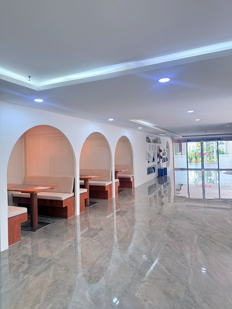 Golden Jomtien Beach Hotel 73/100