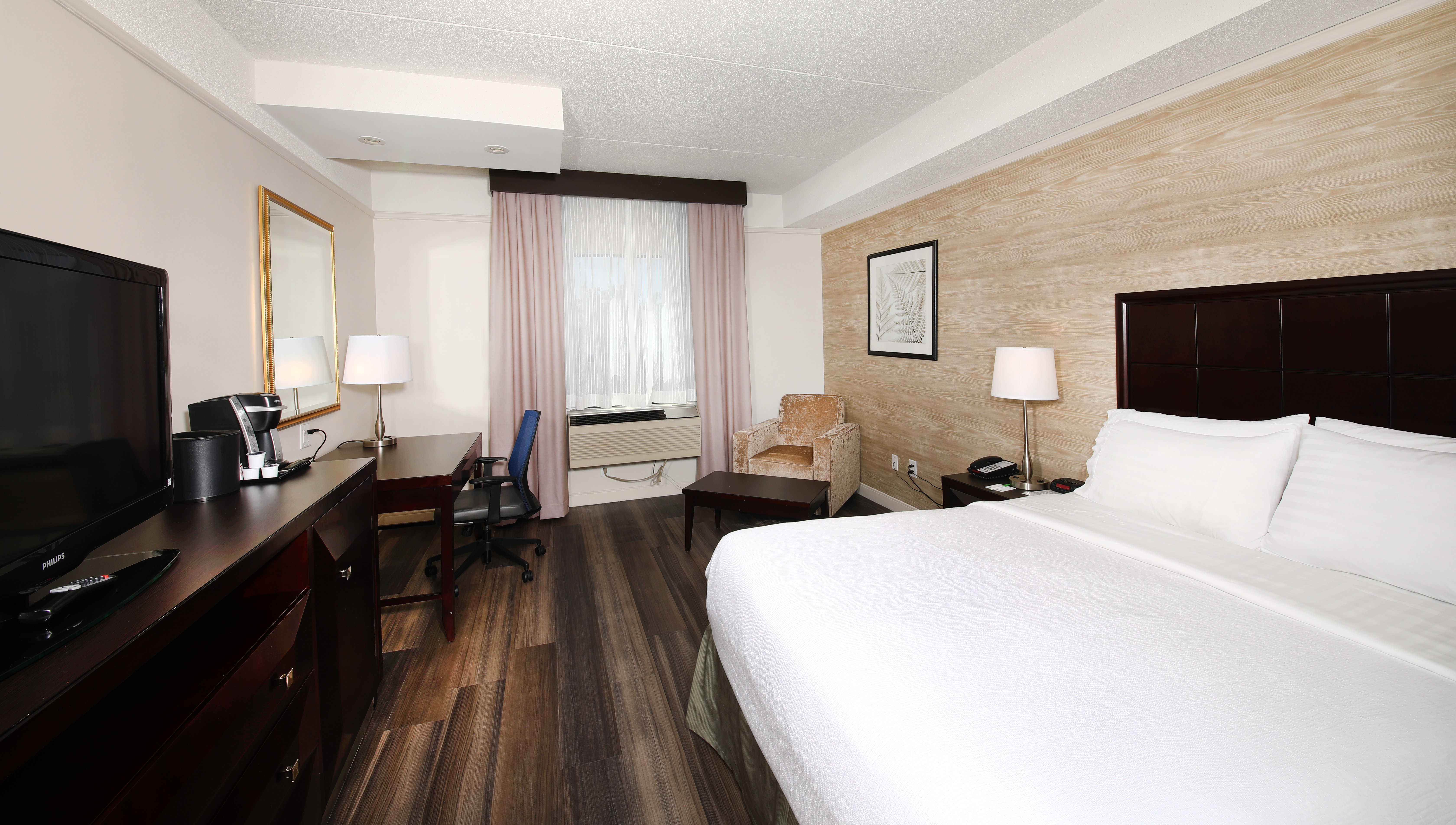 غرفة بسرير كينج، Holiday Inn Suites Windsor Ambassador Bridge 2/6