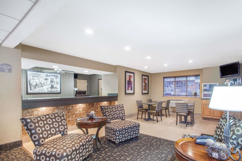 Super 8 by Wyndham Richlands/Claypool Hill Area 15/18