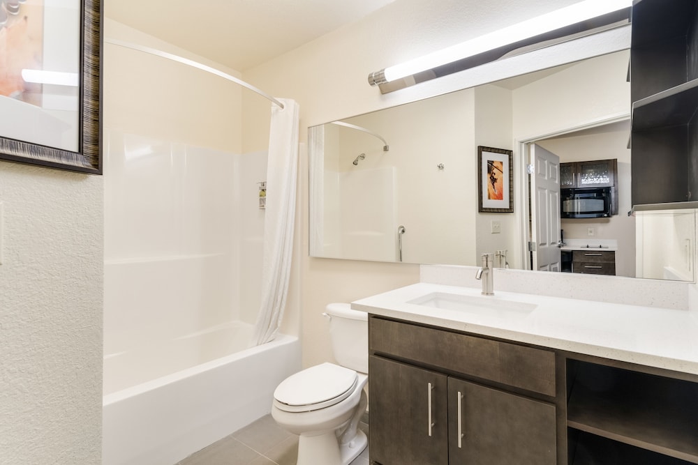 Candlewood Suites 44/48