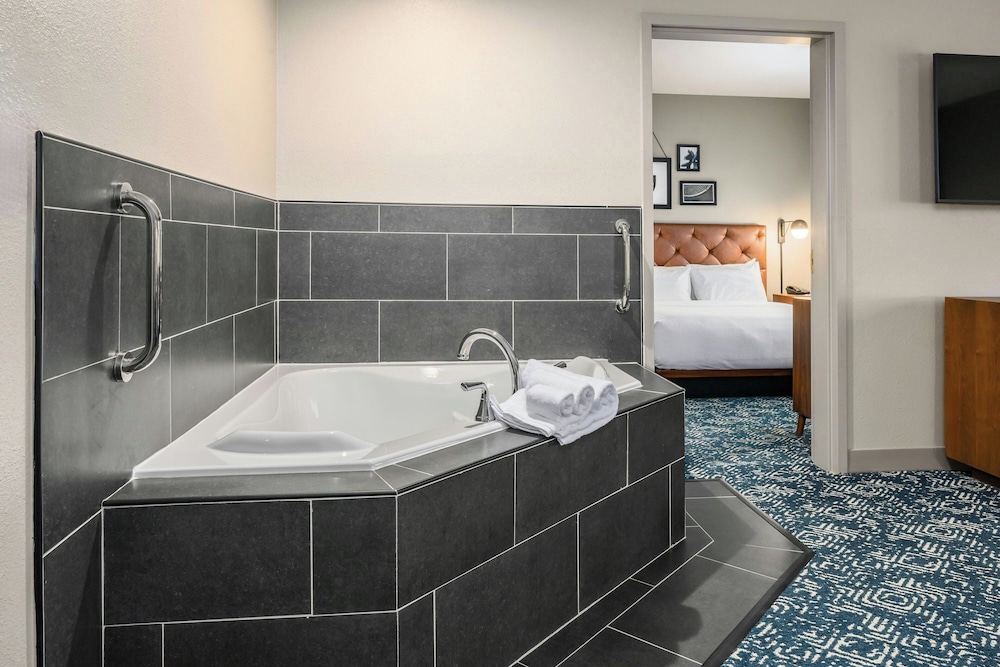 جناح بسرير كوين بغرفة نوم واحدة مع أريكة، Country Inn & Suites By Radisson Manchester Airport Nh 6/6