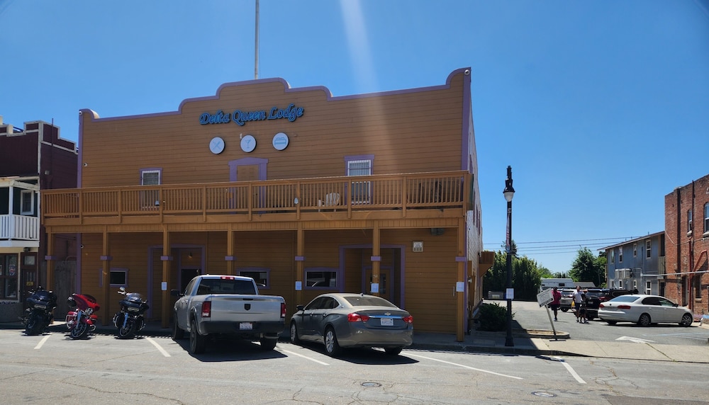 Delta Queen Lodge Bar Restaurant 47/50