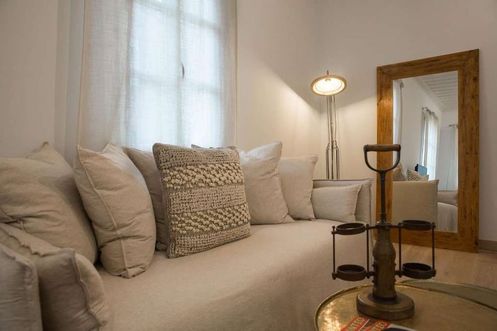 Amymone Suites 34/50