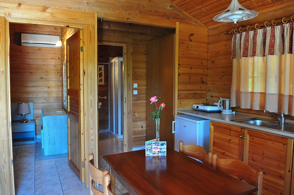 Sandys Studios Apartments And Log Villas 46/46