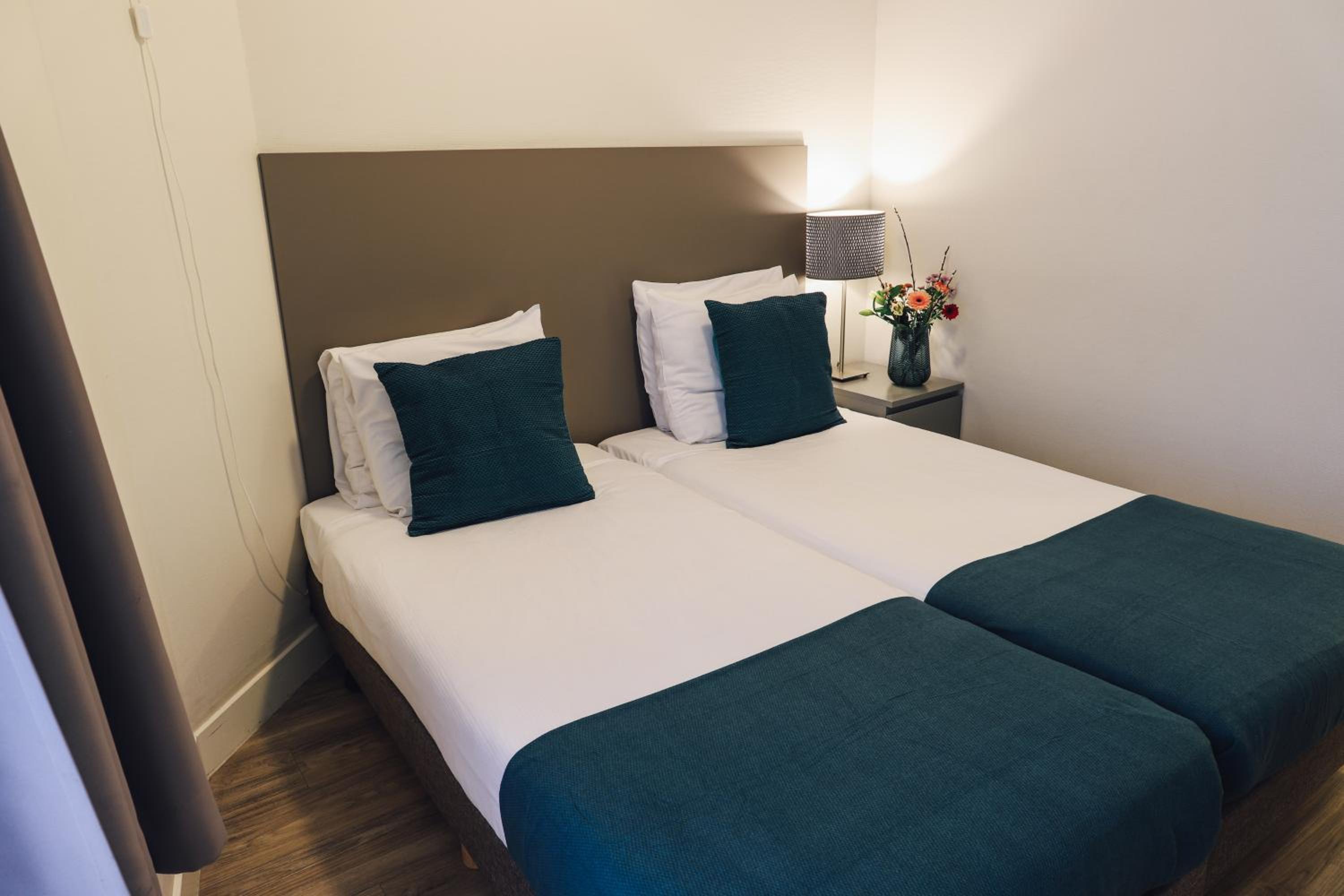 ROOM, TWIN BEDS