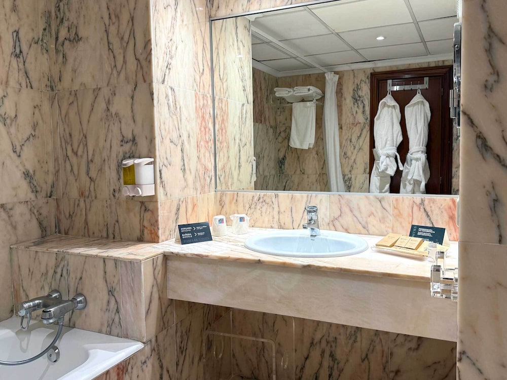 جناح جونيور بسريرين منفصلين بغرفتي نوم مفردة بسرير كوين، Hotel Turia 4/4
