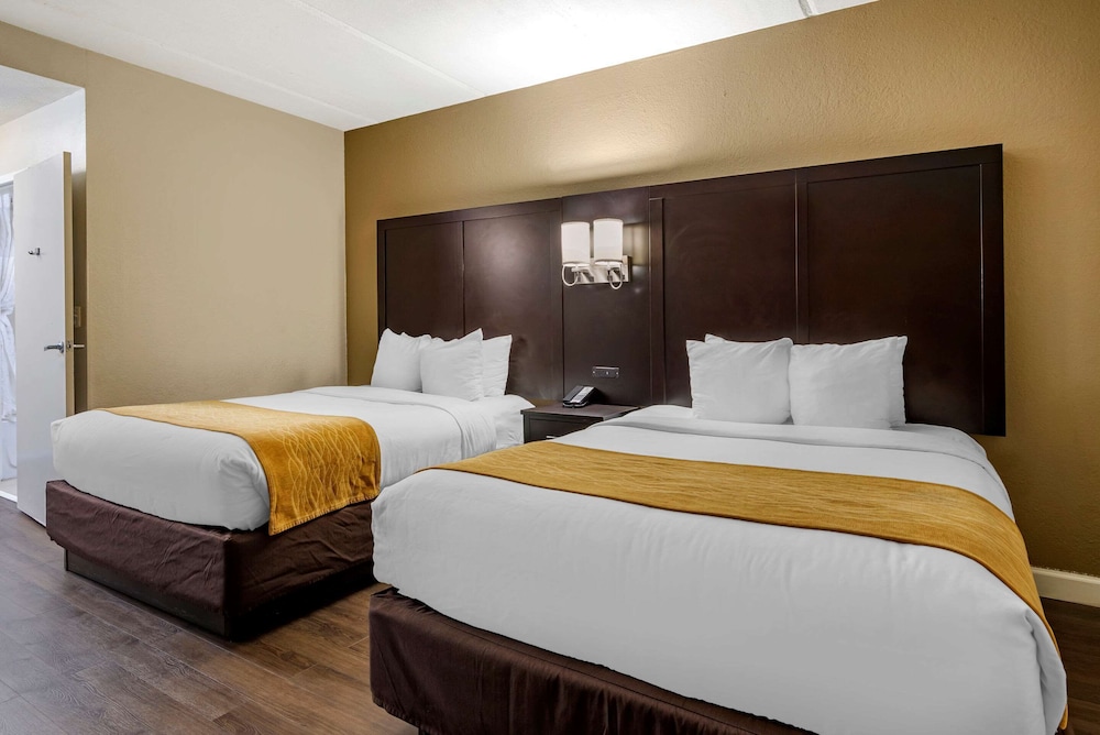 Comfort Inn & Suites Near Six Flags GA 11/38