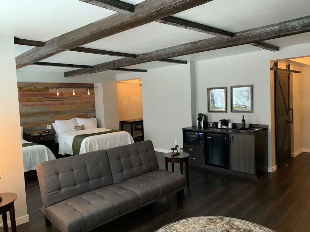 Cedar Stables Inn And Suites 12/17