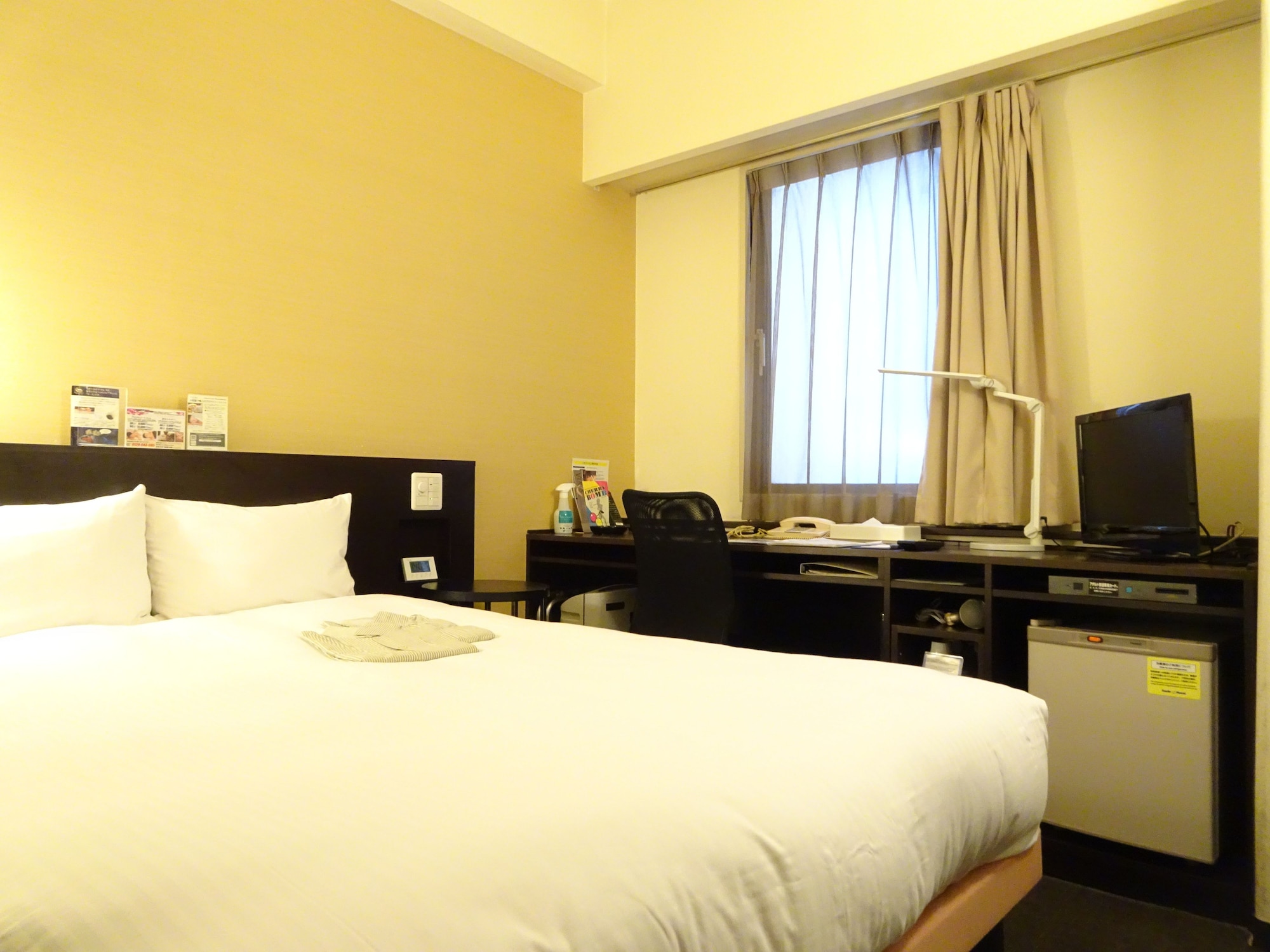 ROOM, DOUBLE BED