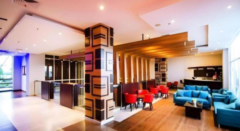 Ayola First Point Hotel Pekanbaru 36/48