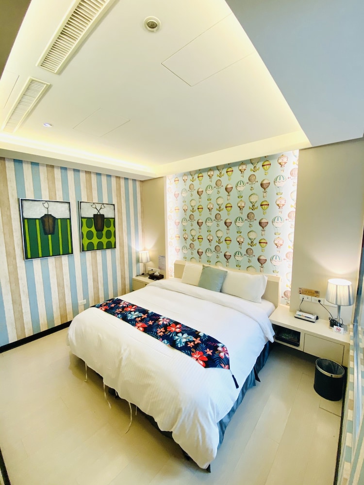 Skylight B&amp;B 9/65