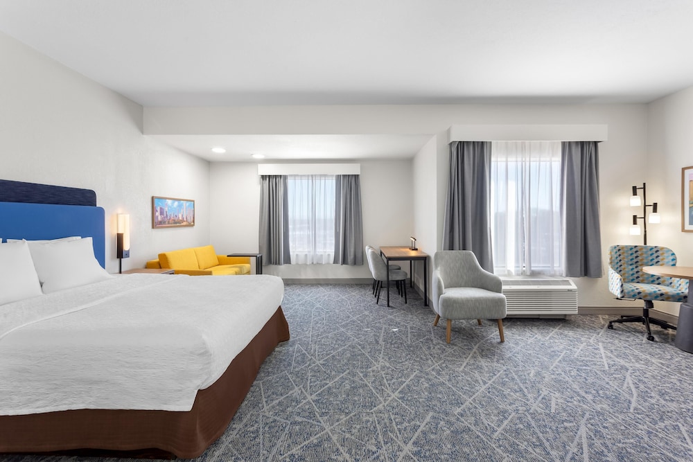 Studio, King Bed, Chaise Lounge