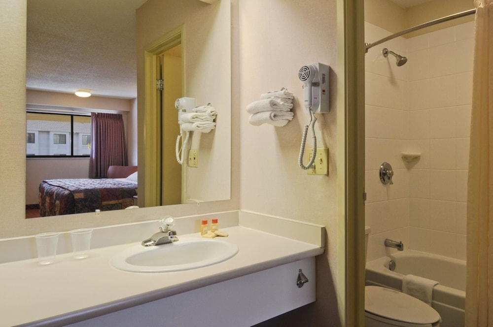 Days Inn by Wyndham Overland Park/Metcalf/Convention Center 7/14