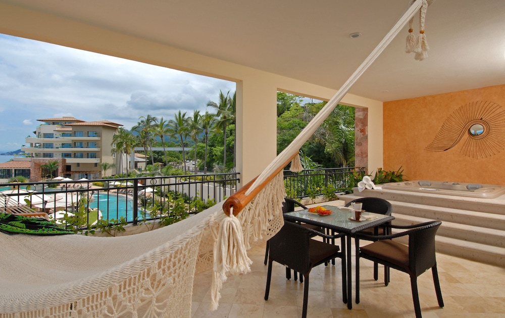 Garza Blanca Residences 60/74