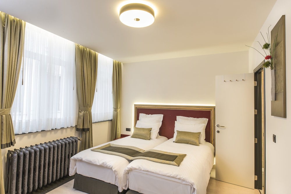 ROOM, TWIN BEDS