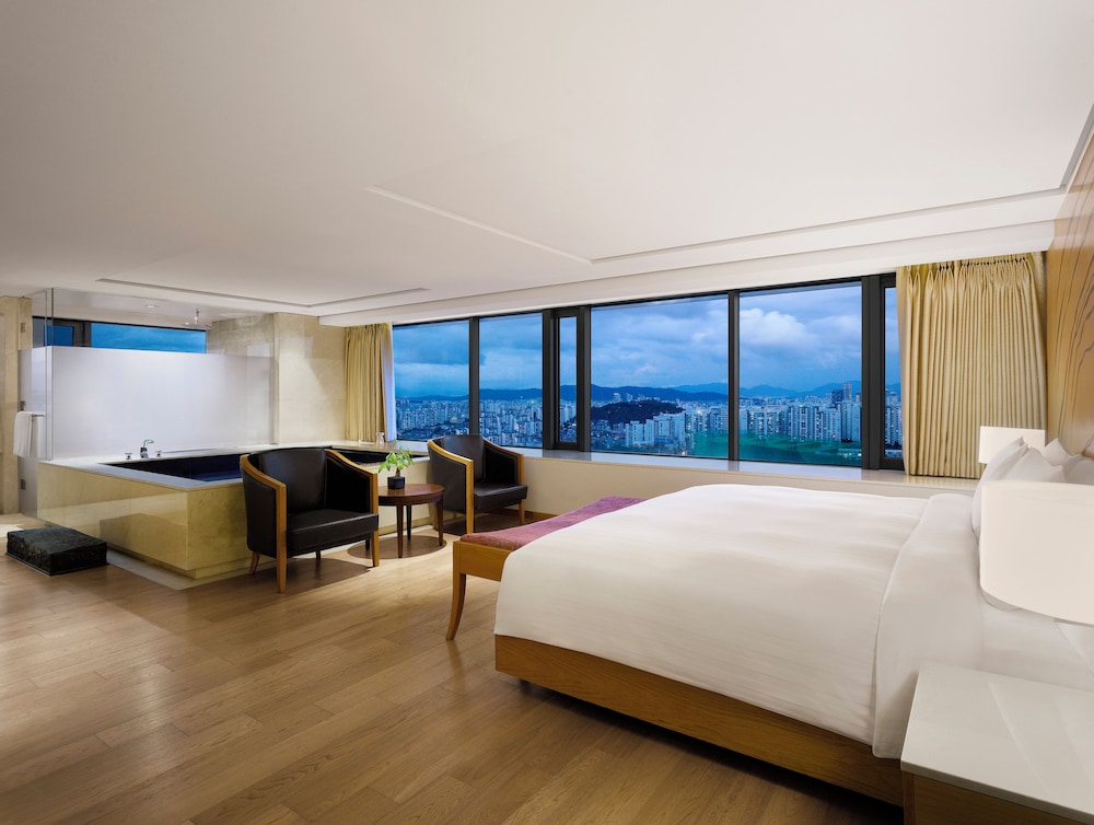 Pool, Spa, Deluxe, King Bed
