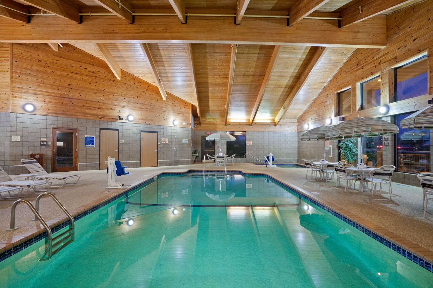 Americinn By Wyndham Chanhassen 24/47
