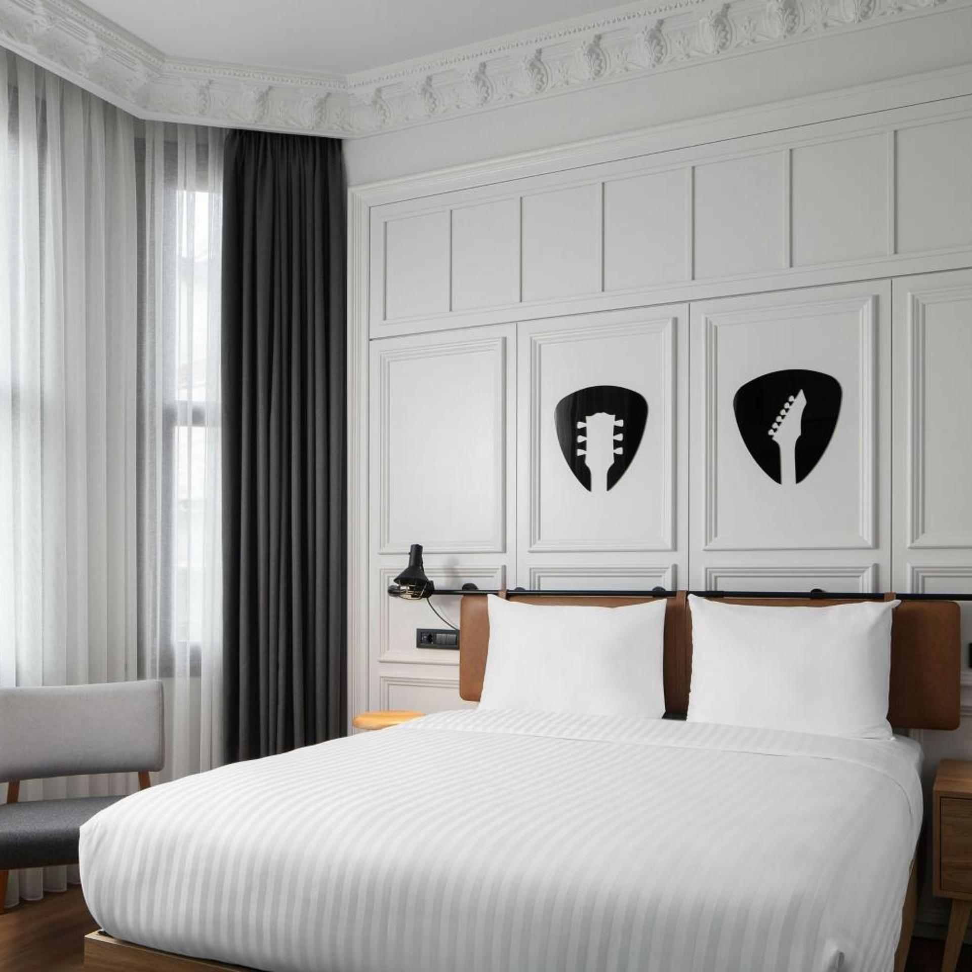 Moxy, Queen Bed, City View, Sofa