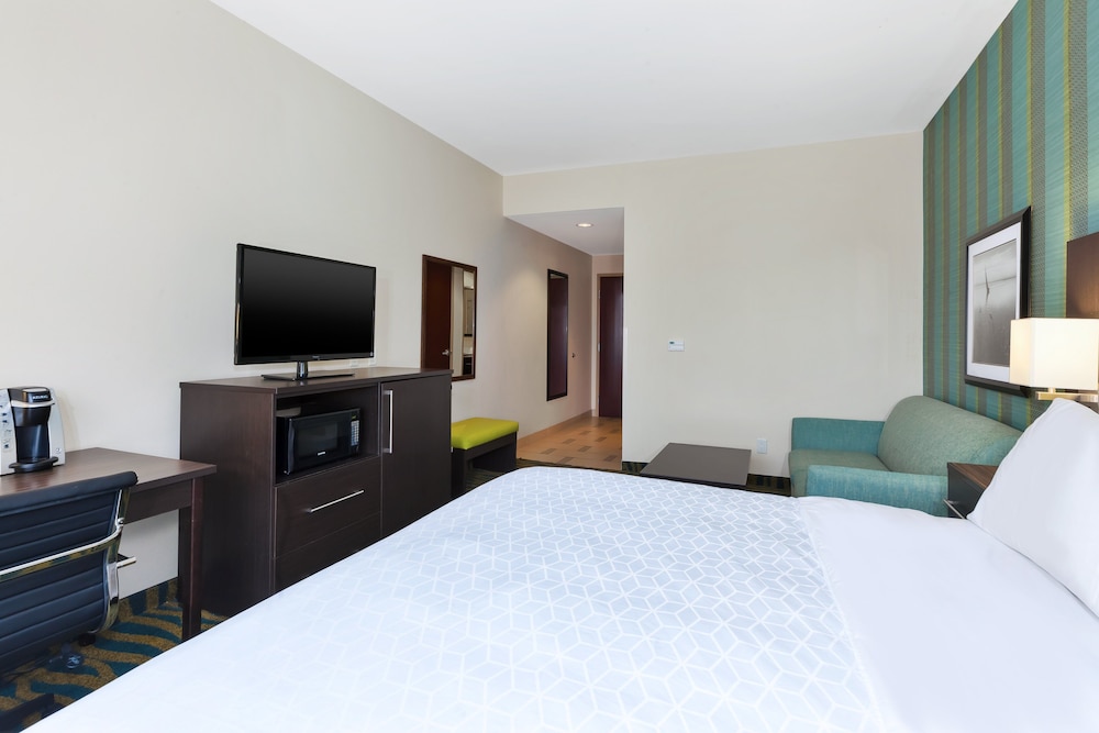 غرفة قياسية بسرير كينج مع أريكة، Holiday Inn Express Suites Southport Oak Island Area 4/7