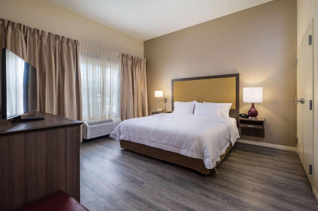 Suite, King Bed, Sofa, Accessible