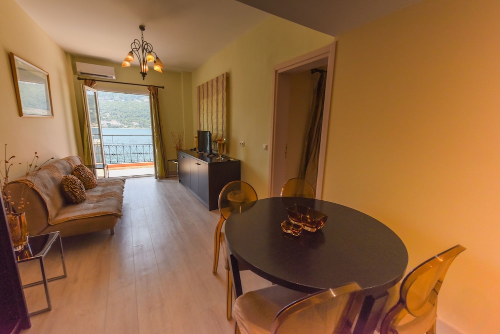 Samos City Hotel 47/69