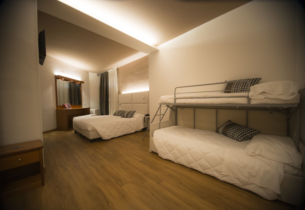 Everest Hotel 13/41