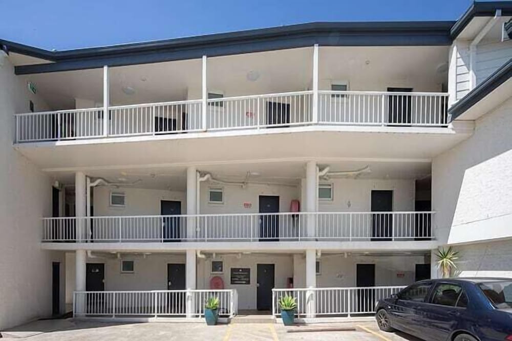 Ocean Front Motel 2/59