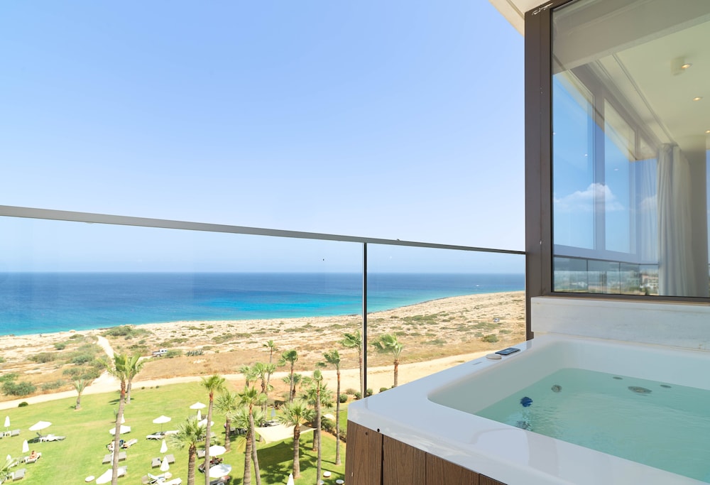 Leonardo Crystal Cove Hotel Spa By the Sea 62/64