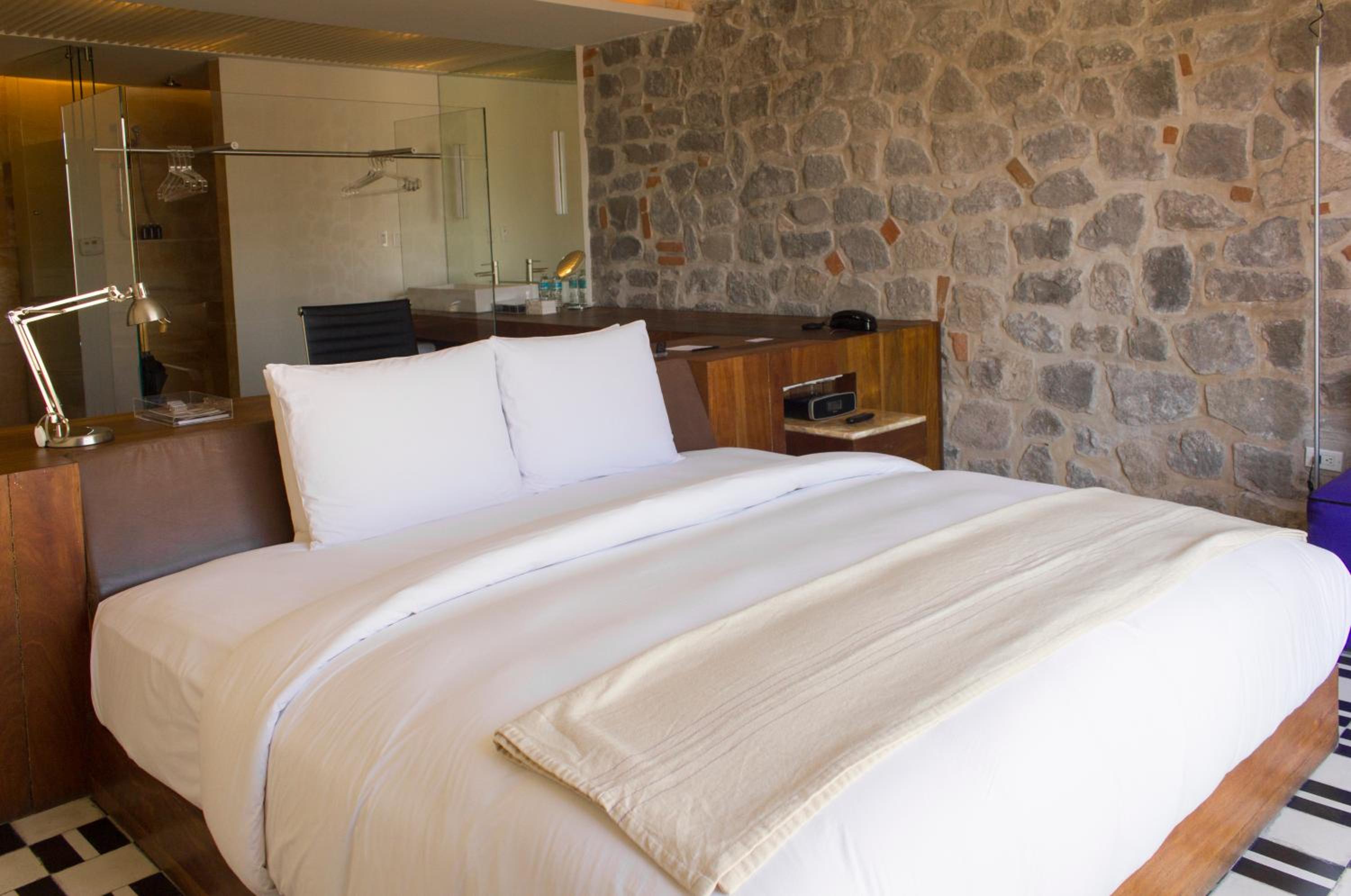 Suite, King Bed, Balcony, Corner