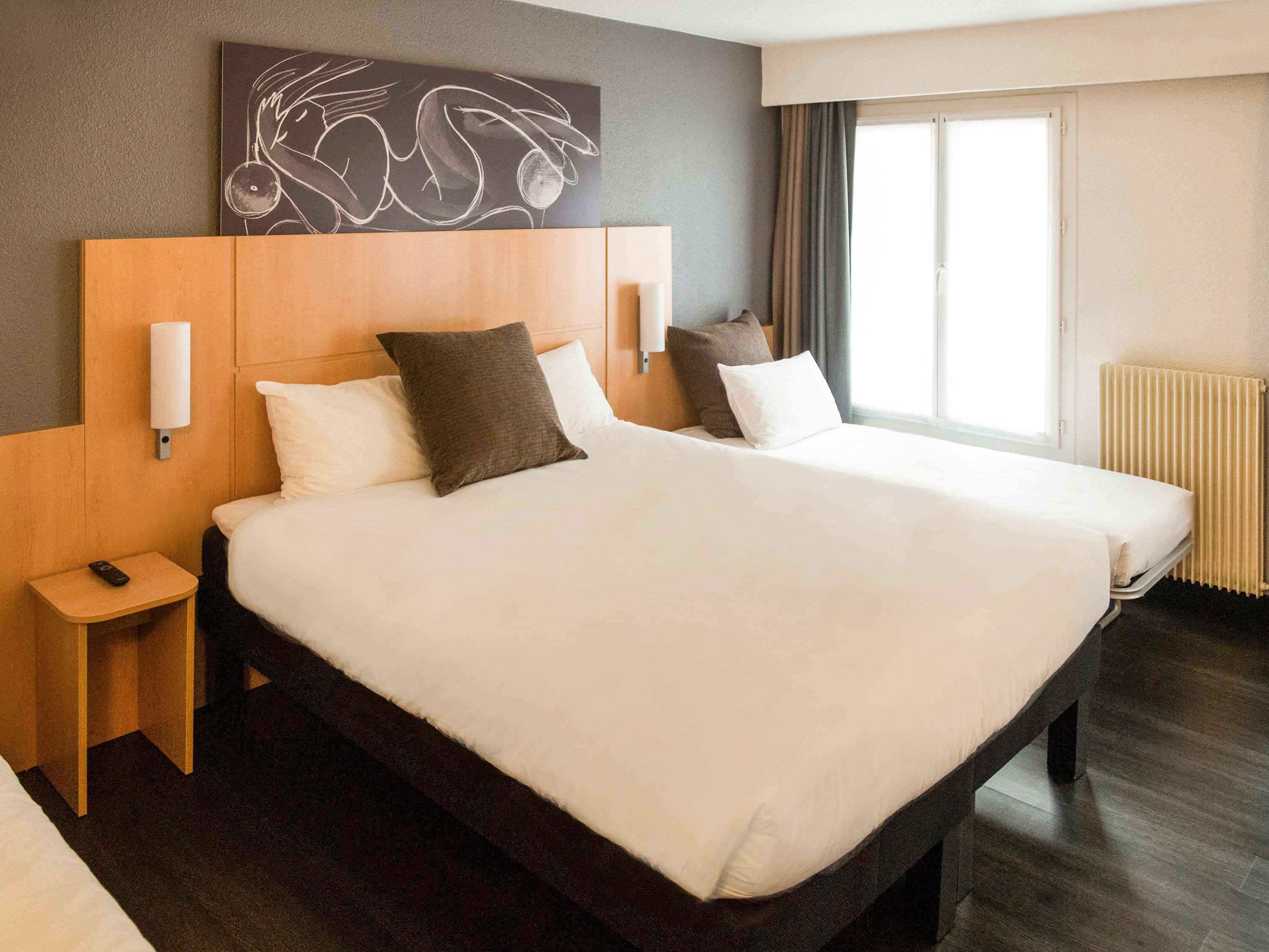 غرفة قياسية بسرير مزدوج وسريرين منفصلين، ibis Paris Grands Boulevards Opera 9th Hotel 3/8