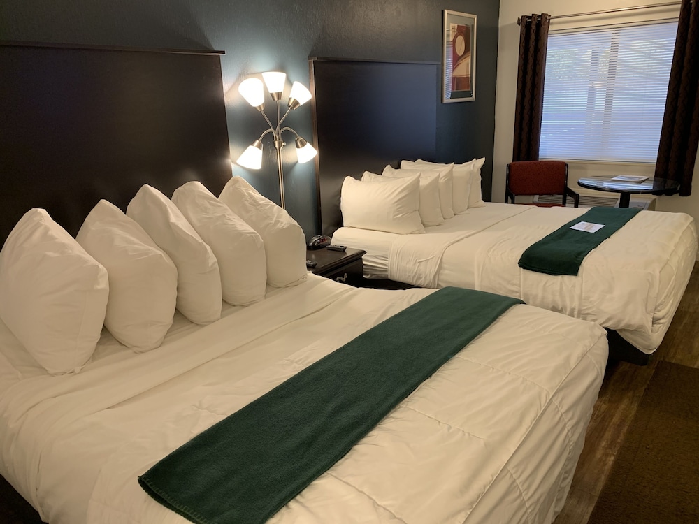 Baymont by Wyndham Petoskey 20/51