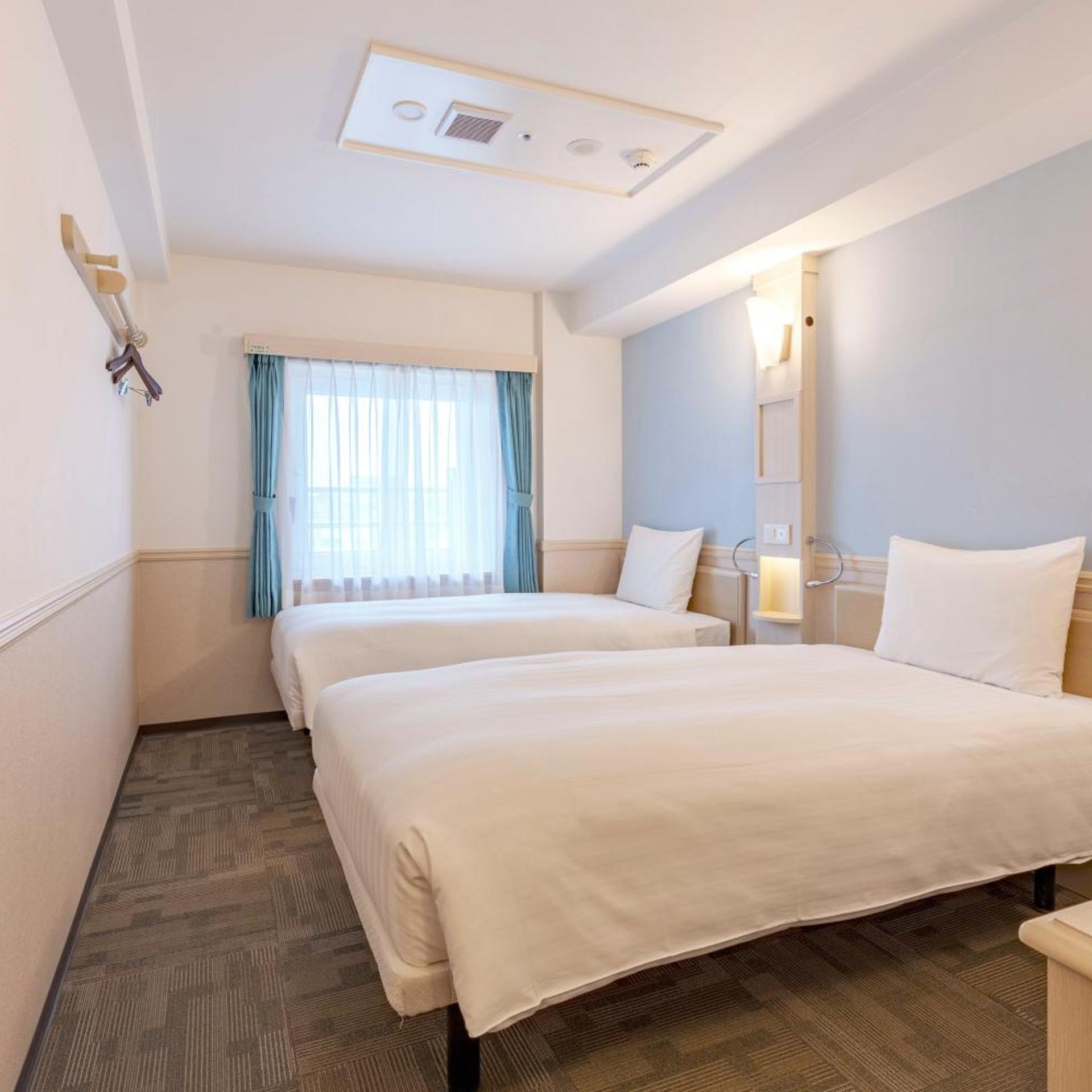 غرفة قياسية بسريرين منفصلين